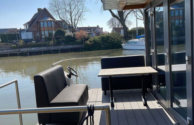 Waterfront Houseboat Near the Centre - Photo 12