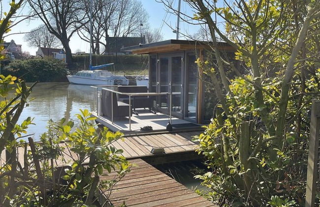 Waterfront Houseboat Near the Centre - Photo 13