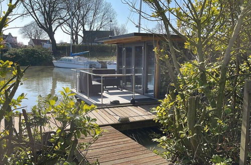 Photo 13 - Waterfront Houseboat Near the Centre