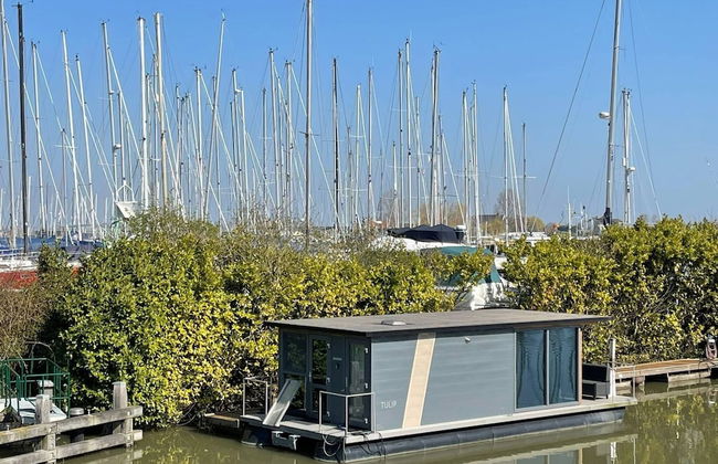 Waterfront Houseboat Near the Centre - Photo 16