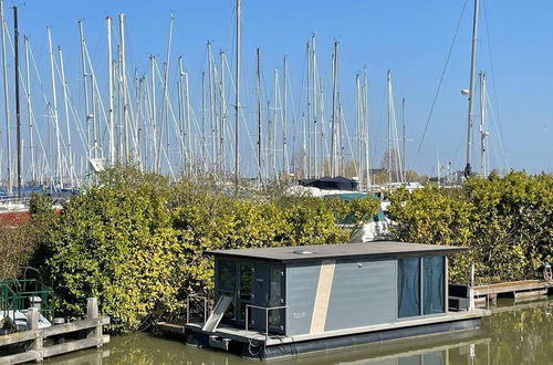 Photo 16 - Waterfront Houseboat Near the Centre