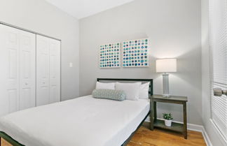 Photo 2 - 2BR Furnished Apartment in Boystown