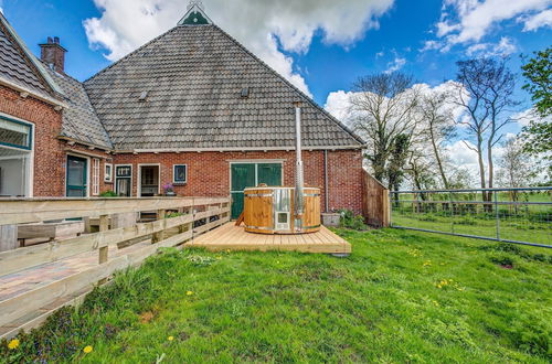 Foto 25 - Beautiful Farmhouse With a Hottub