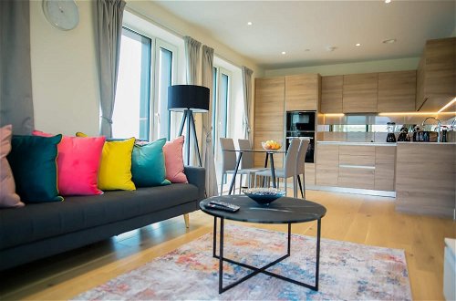 Foto 1 - Immaculate 2-bed Apartment in London