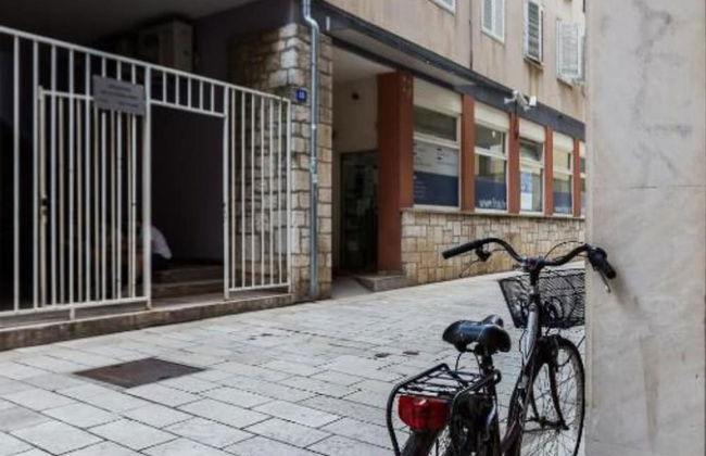 Cultural Haven Central Two Bedroom Apartment in Zadar With City Views - Foto 26