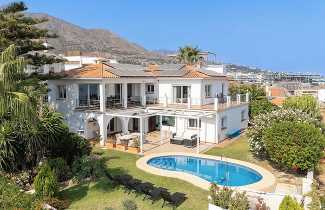 Spacious 3BR Villa with pool and views - Foto 46