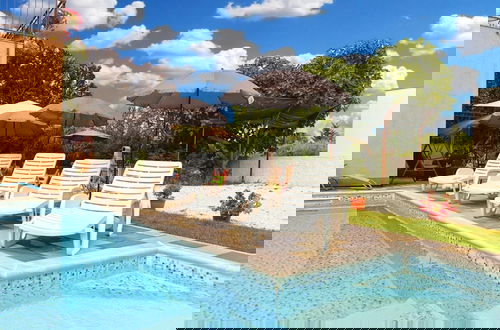 Foto 33 - Stylish Family Retreat With Shared Pool