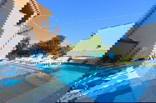 Foto 15 - Stylish Family Retreat With Shared Pool