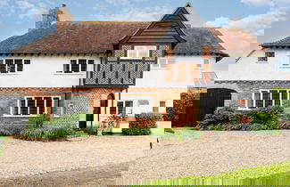 Foto 1 - Charming Beach Getaway - Spacious 4BR Sunny Garden