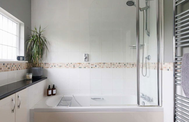 Charming Beach Getaway - Spacious 4BR Sunny Garden - Foto 27