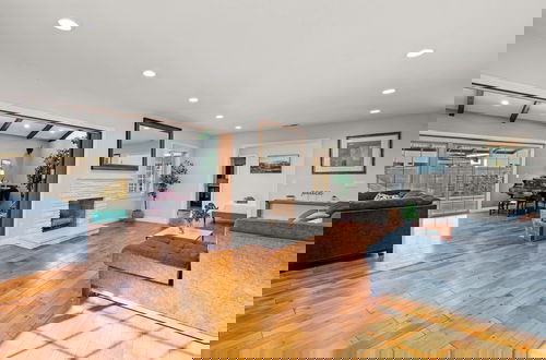 Photo 10 - Luxury Estate With Sparkling Pool Elegant Amenities