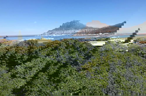 Foto 34 - Oceanfront Apartment in Cape Town With Stunning Views