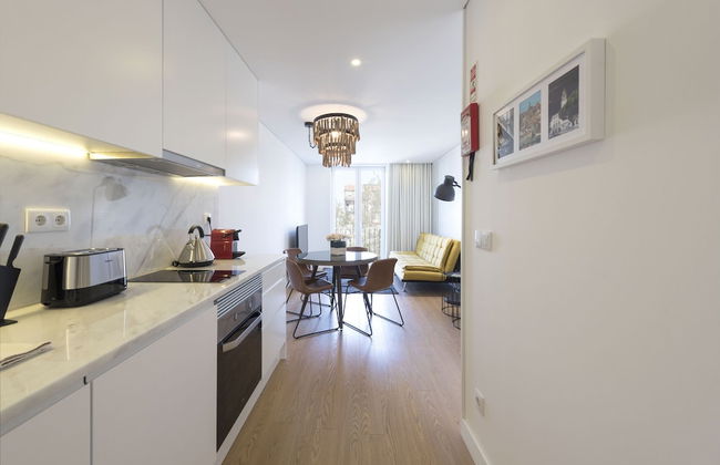 Downtown Bright Balcony Apartment by Vacationy - Photo 8