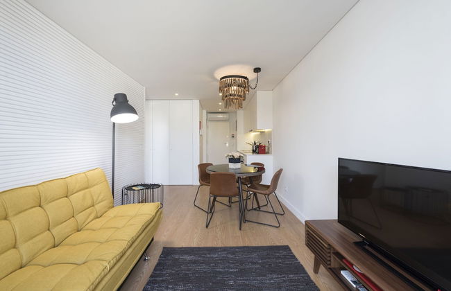 Downtown Bright Balcony Apartment by Vacationy - Photo 2
