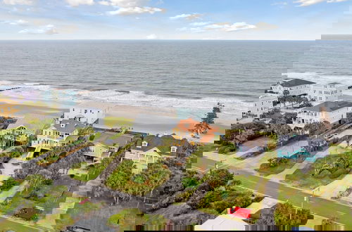 Foto 72 - Oceanfront w Pool Panoramic Deck Views 5bdr Folly Ocean Breeze by Avantstay