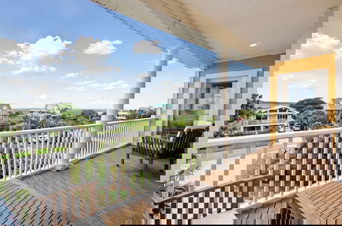 Foto 58 - Oceanfront w Pool Panoramic Deck Views 5bdr Folly Ocean Breeze by Avantstay