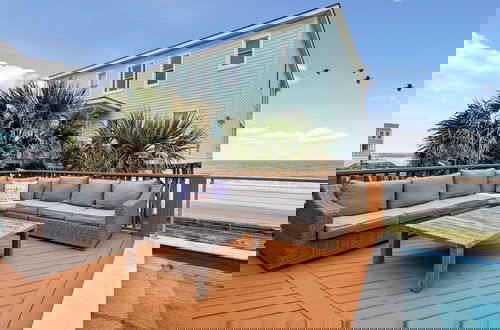 Foto 51 - Oceanfront w Pool Panoramic Deck Views 5bdr Folly Ocean Breeze by Avantstay