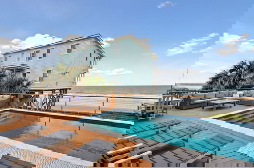 Foto 48 - Oceanfront w Pool Panoramic Deck Views 5bdr Folly Ocean Breeze by Avantstay