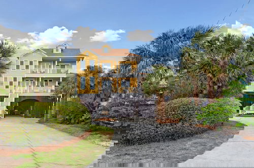 Foto 67 - Oceanfront w Pool Panoramic Deck Views 5bdr Folly Ocean Breeze by Avantstay