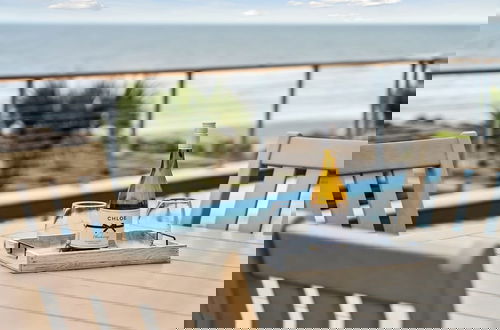 Foto 50 - Oceanfront w Pool Panoramic Deck Views 5bdr Folly Ocean Breeze by Avantstay