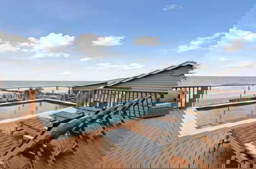Foto 46 - Oceanfront w Pool Panoramic Deck Views 5bdr Folly Ocean Breeze by Avantstay