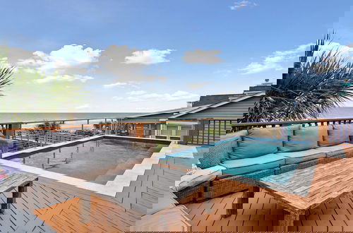 Foto 2 - Oceanfront w Pool Panoramic Deck Views 5bdr Folly Ocean Breeze by Avantstay