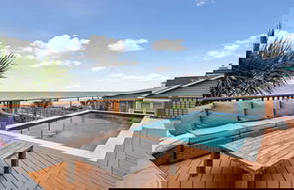 Foto 2 - Oceanfront w Pool Panoramic Deck Views 5bdr Folly Ocean Breeze by Avantstay