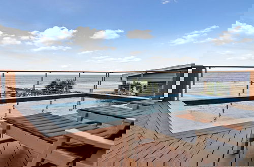 Foto 47 - Oceanfront w Pool Panoramic Deck Views 5bdr Folly Ocean Breeze by Avantstay