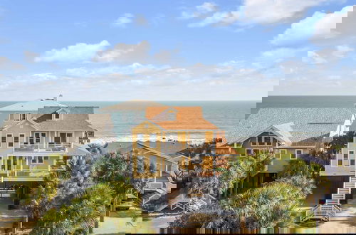 Foto 68 - Oceanfront w Pool Panoramic Deck Views 5bdr Folly Ocean Breeze by Avantstay