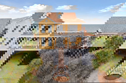 Foto 1 - Oceanfront w Pool Panoramic Deck Views 5bdr Folly Ocean Breeze by Avantstay