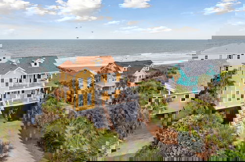 Foto 69 - Oceanfront w Pool Panoramic Deck Views 5bdr Folly Ocean Breeze by Avantstay