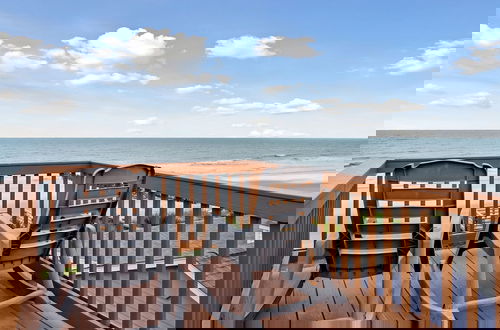 Foto 54 - Oceanfront w Pool Panoramic Deck Views 5bdr Folly Ocean Breeze by Avantstay