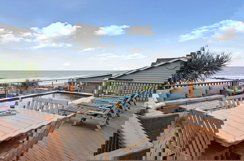 Foto 49 - Oceanfront w Pool Panoramic Deck Views 5bdr Folly Ocean Breeze by Avantstay