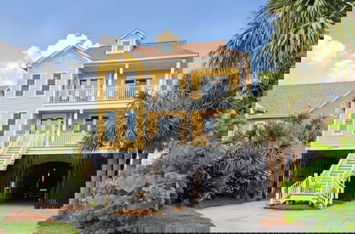 Foto 66 - Oceanfront w Pool Panoramic Deck Views 5bdr Folly Ocean Breeze by Avantstay