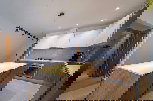 Foto 41 - Exclusive Penthouse With Picuzzi Steps From Beach