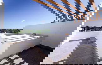 Foto 2 - Exclusive Penthouse With Picuzzi Steps From Beach