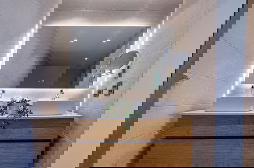Foto 29 - Exclusive Penthouse With Picuzzi Steps From Beach