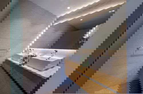 Foto 3 - Exclusive Penthouse With Picuzzi Steps From Beach