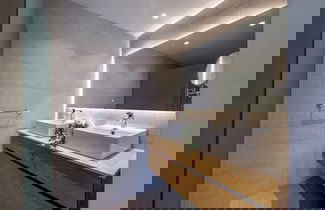 Foto 3 - Exclusive Penthouse With Picuzzi Steps From Beach