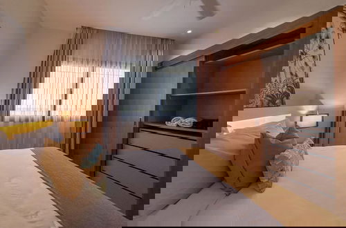Foto 8 - Exclusive Penthouse With Picuzzi Steps From Beach