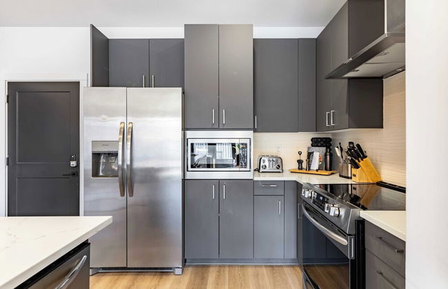 Sleeps 18 3 Modern Midtown Apartments w/ Gym + Pool Walkable to Shops & Eats - Photo 31