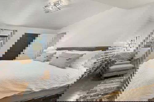 Foto 10 - Panoramic Mountain Views Heated Pool 2 Kitchens