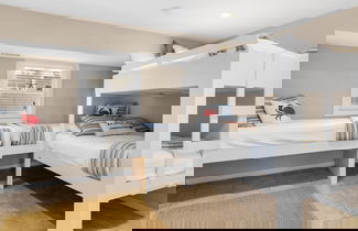 Foto 2 - Your Ideal Beach Getaway With Private Pool, Game Room and Close to Beach!