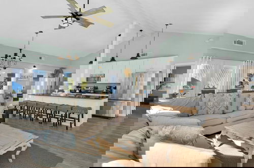 Foto 13 - Your Ideal Beach Getaway With Private Pool, Game Room and Close to Beach!