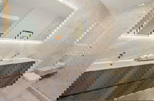 Foto 46 - Elegant Melrose Home w Pool and Private Rooftop