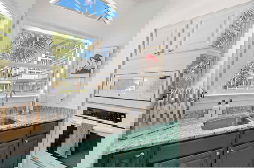 Foto 21 - Steps to Beach! Arcade Game Room, Pool + Hot Tub Calico Scallop by Avantstay