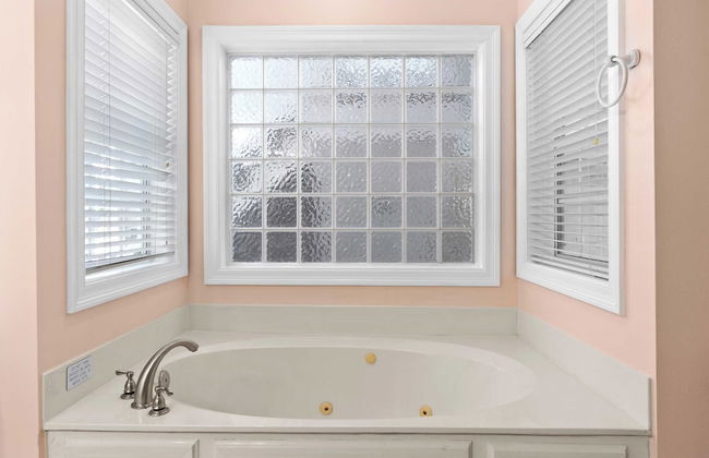 Steps to Beach! Arcade Game Room, Pool + Hot Tub Calico Scallop by Avantstay - Foto 30