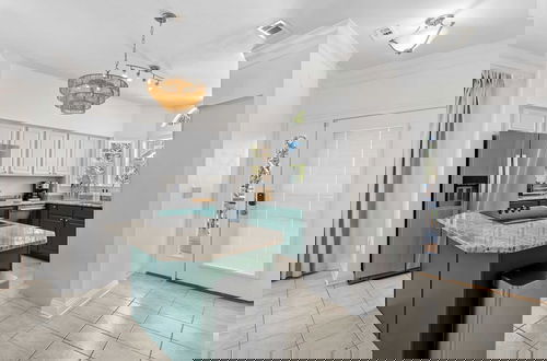 Foto 17 - Steps to Beach! Arcade Game Room, Pool + Hot Tub Calico Scallop by Avantstay