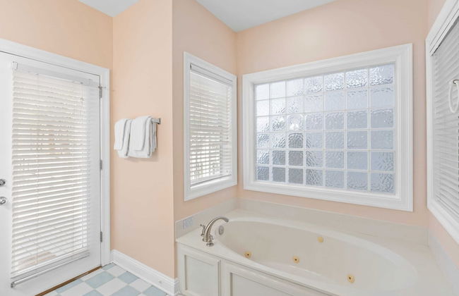 Steps to Beach! Arcade Game Room, Pool + Hot Tub Calico Scallop by Avantstay - Foto 29