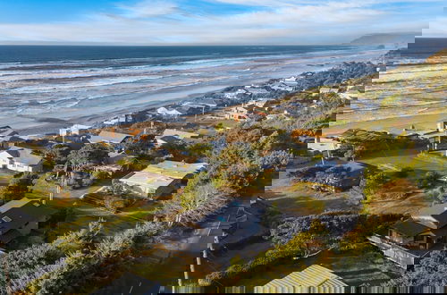 Photo 2 - Half Block to Beach w Oceanview Patio Balcony The Shore Pine by Avantstay